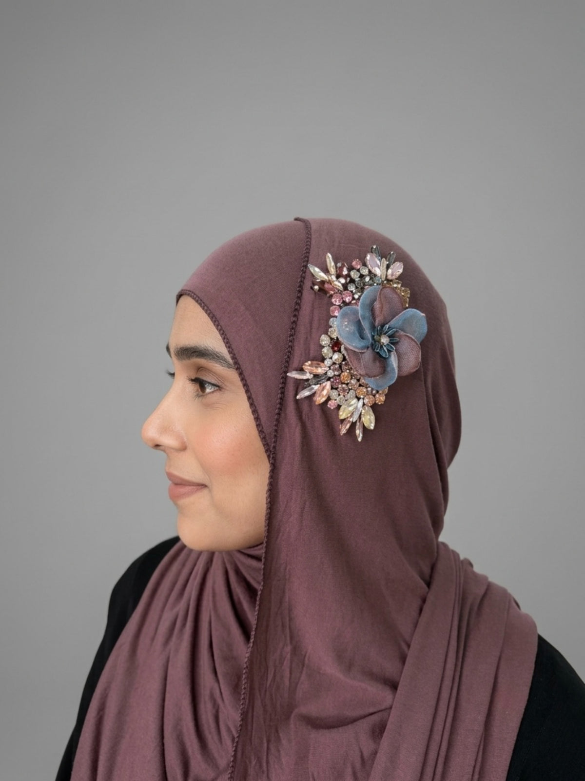 Instant Jersey Hijab with Embellished Floral Brooch – Pre-Stitched Slip-On Headscarf